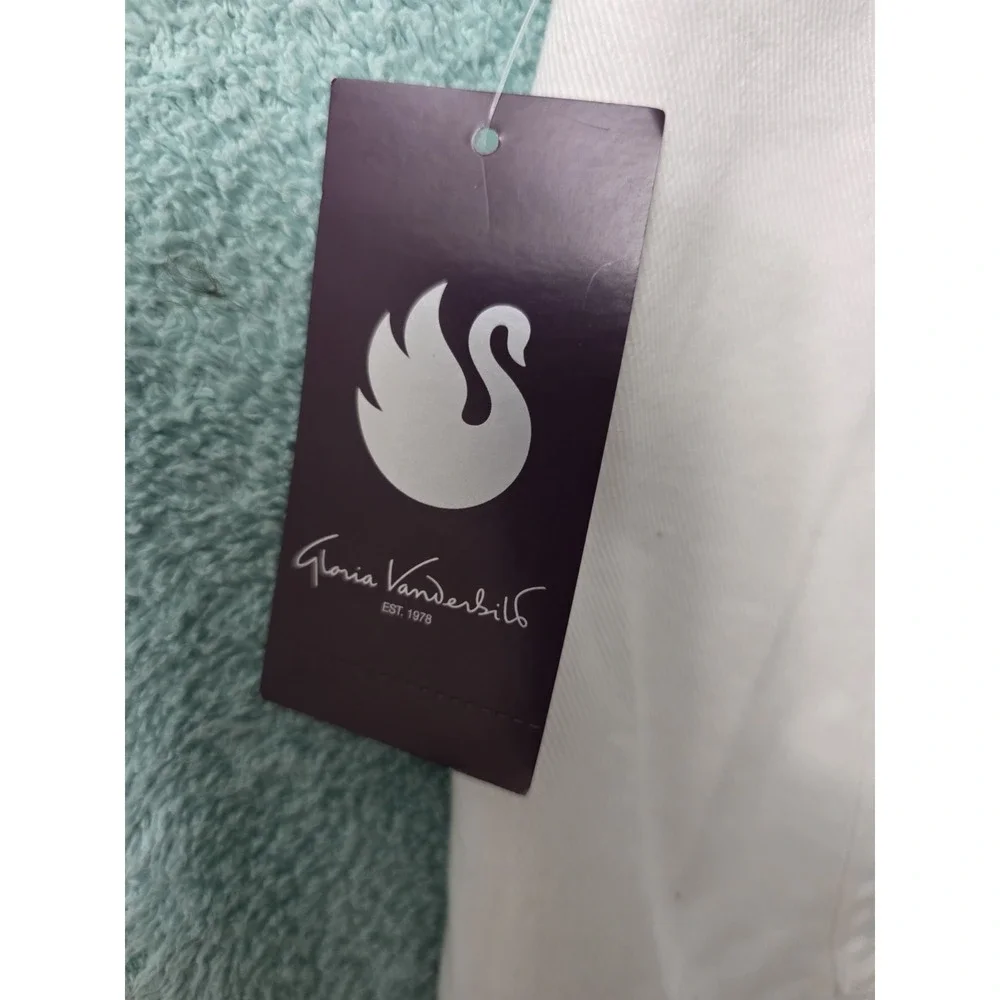 Gloria Vanderbilt product pair